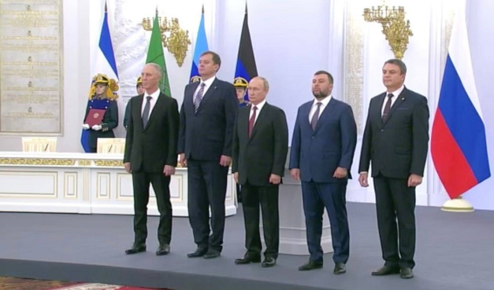 الرئيس الروسي فلادمير بوتين يتوسط رؤساء الاقاليم الاربعة التي اعلن انضامها الى روسيا